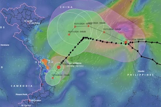 Áp thấp nhiệt đới áp sát bờ, miền Trung mưa đỉnh điểm