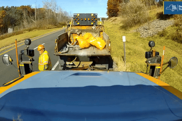 Xe tải đâm trúng ô tô đang lùi trên đường khiến 10 người bị thương-2