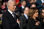 Hình ảnh vợ ông Biden lạnh nhạt với bà Harris gây bão mạng-3