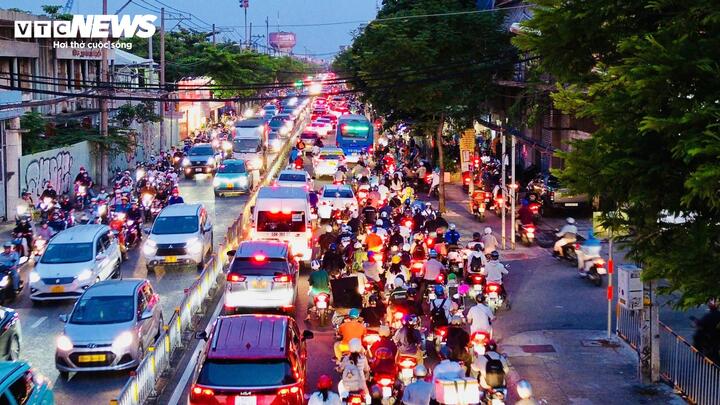Người dân ngán ngẩm cảnh đường chật như nêm từ trung tâm đến vùng ven TP.HCM-1