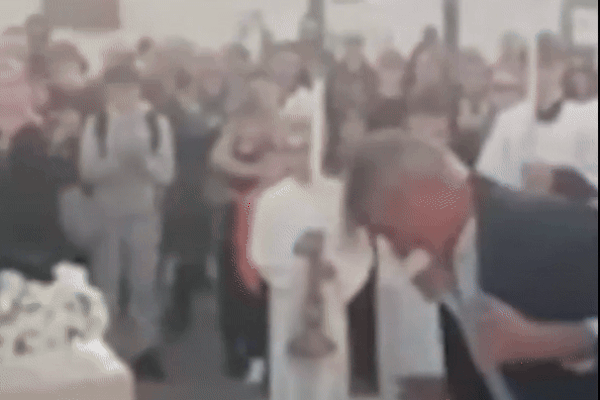 Camera ghi lại hành động bất ngờ ông nội làm với cháu trai, người mẹ xem được tức tốc tung ngay lên mạng-4