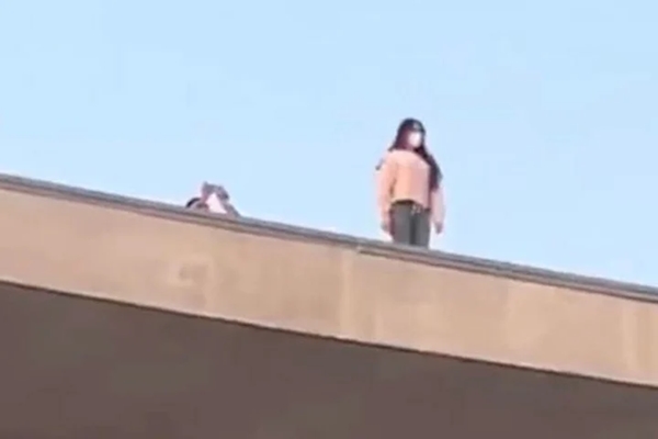 Nam thanh niên hít xà đơn trên metro Bến Thành - Suối Tiên gây phản cảm-3