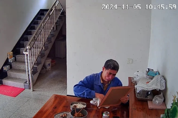 Bố dượng bán nhà cửa, kỷ vật, trả nợ thay con gái riêng của vợ-2