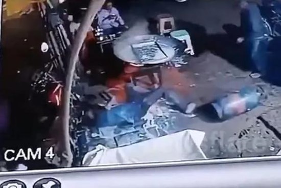 Vấp ngã, người đàn ông say rượu bị chảo sữa sôi đổ lên người