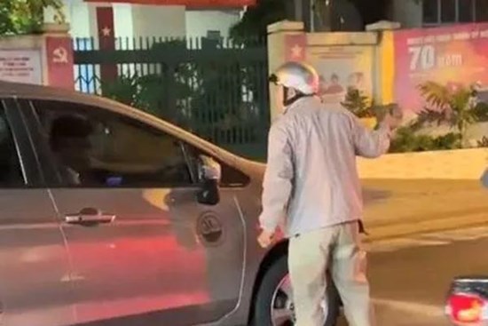 Cầm nón bảo hiểm đập cửa kính ô tô sau va chạm giao thông ở TP.HCM