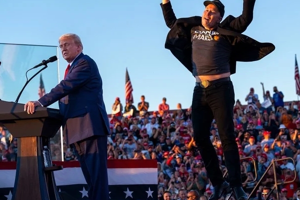Video ông Trump và tỷ phú Elon Musk hát trên sân khấu gây bão-1