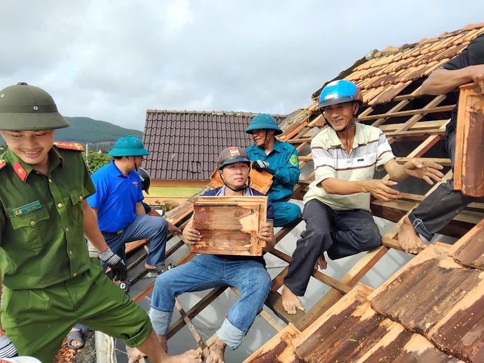 Gió lốc kinh hoàng quét qua, hàng chục nhà dân ở Quảng Ngãi bị tốc mái trong đêm-6