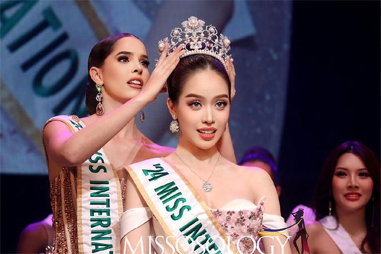 Không còn bị chê nhàm chán, Hoa hậu Thanh Thủy chứng tỏ vẻ sexy sau khi 'dao kéo'