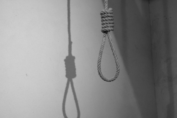 Người đàn ông tử vong trong tư thế treo cổ cạnh mộ cha-2