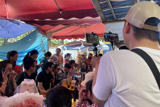 Phiên hòa giải vụ tranh chấp di sản thừa kế của cố NSƯT Vũ Linh: Youtuber bủa vây, tòa vất vả giữ trật tự