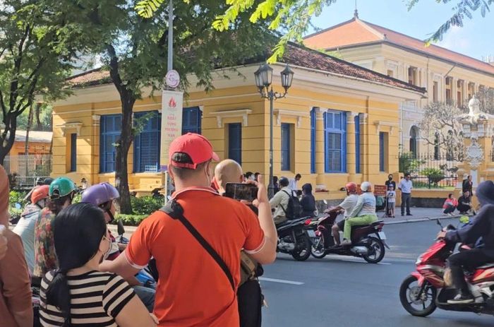 Phiên hòa giải vụ tranh chấp di sản thừa kế của cố NSƯT Vũ Linh: Youtuber bủa vây, tòa vất vả giữ trật tự-2