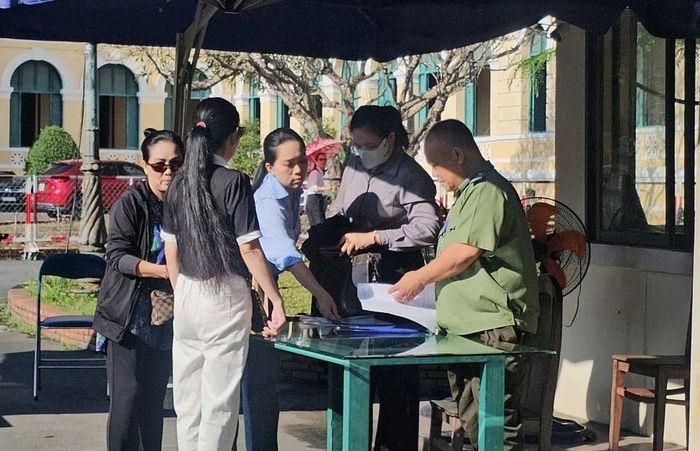 Phiên hòa giải vụ tranh chấp di sản thừa kế của cố NSƯT Vũ Linh: Youtuber bủa vây, tòa vất vả giữ trật tự-3