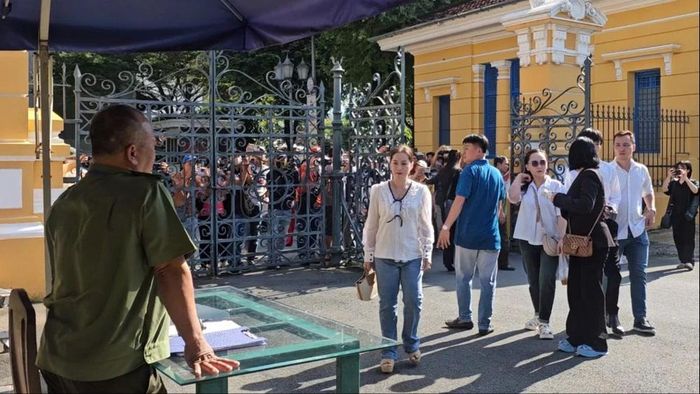 Phiên hòa giải vụ tranh chấp di sản thừa kế của cố NSƯT Vũ Linh: Youtuber bủa vây, tòa vất vả giữ trật tự-4