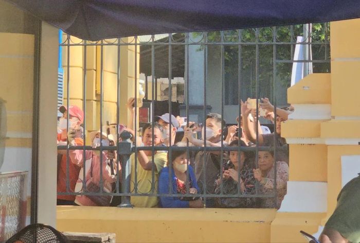 Phiên hòa giải vụ tranh chấp di sản thừa kế của cố NSƯT Vũ Linh: Youtuber bủa vây, tòa vất vả giữ trật tự-1