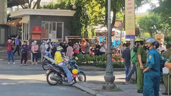 Phiên hòa giải vụ tranh chấp di sản thừa kế của cố NSƯT Vũ Linh: Youtuber bủa vây, tòa vất vả giữ trật tự-5