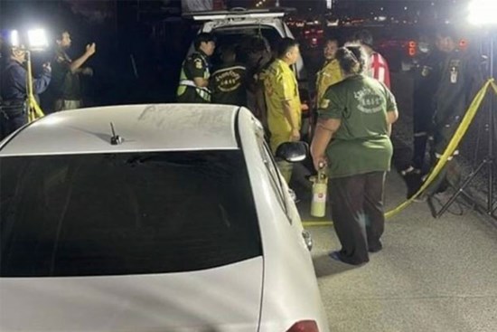 Phát hiện sự thật đau lòng bên trong chiếc ô tô đậu bên đường