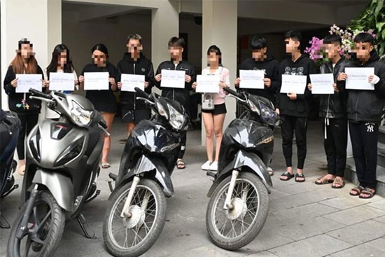 Đoàn 'quái xế' tông tử vong cô gái chờ đèn đỏ: Khởi tố 20 bị can