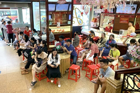 Gần 200 người xếp kín tiệm vàng, người bán muốn 'trao tay' vì sợ chờ lỗ thêm