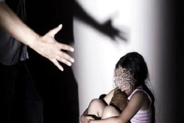 Vụ Phó phòng ở Cà Mau bị bắt vì dâm ô: Nữ sinh trả phòng, chuyển trường-2