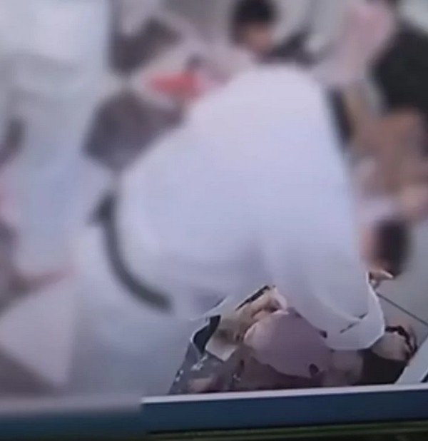 Bé trai 4 tuổi ở Hàn Quốc bị HLV Taekwondo nhét ngược đầu vào tấm thảm cuộn chặt-3