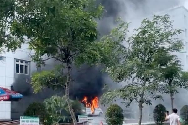 Khói lửa bao trùm xưởng sản xuất bao bì ở Hà Nội-2