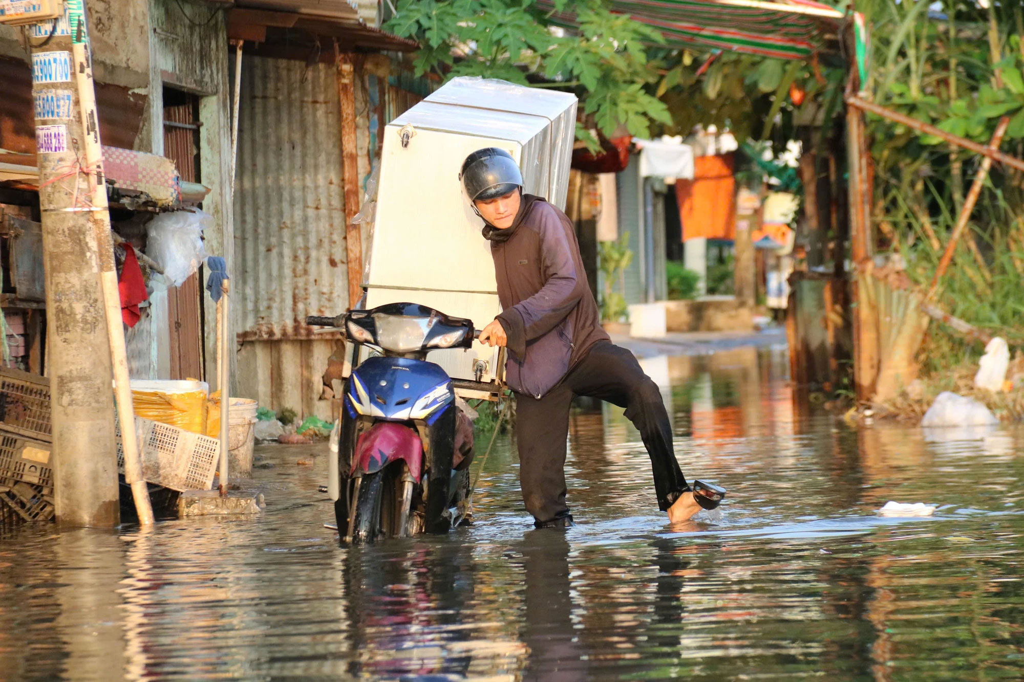 Nhiều nhà ở quận 8, TP.HCM ngập lênh láng vì triều cường-15