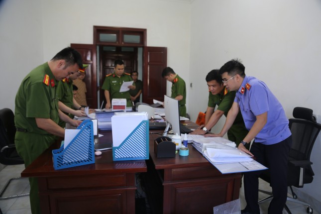 Bắt ‘trùm’ đất đá thải mỏ ở Quảng Ninh-2