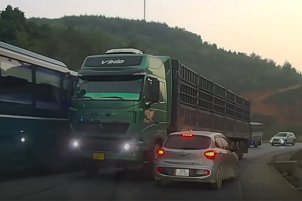 Mẹ say xỉn gây tai nạn kinh hoàng, 2 con nhỏ thoát chết kỳ diệu-2