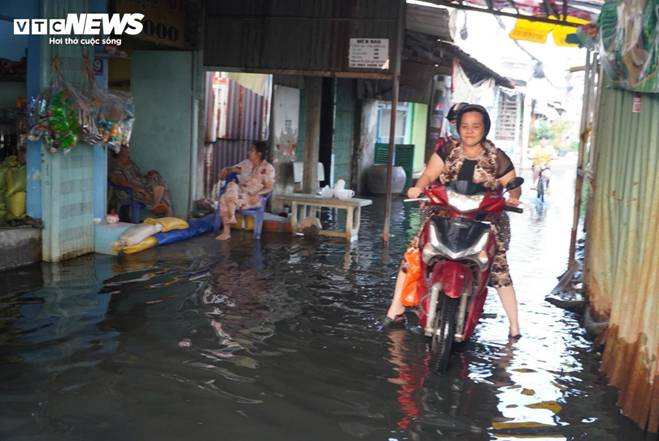 Triều cường đạt đỉnh, người dân TP.HCM lại vật lộn trong biển nước-2