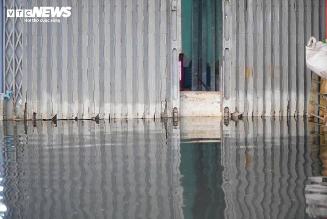 Triều cường đạt đỉnh, người dân TP.HCM lại vật lộn trong biển nước-4