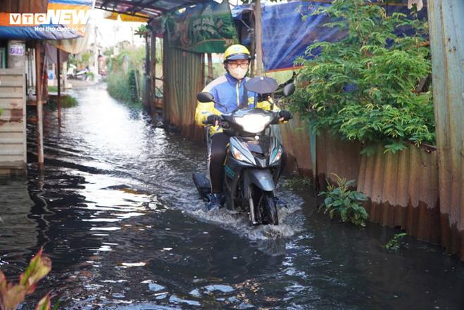 Triều cường đạt đỉnh, người dân TP.HCM lại vật lộn trong biển nước-9