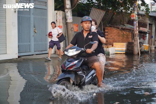 Triều cường đạt đỉnh, người dân TP.HCM lại vật lộn trong biển nước-10