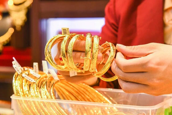 Dự báo giá vàng 10 ngày tới: Đà lao dốc chậm lại, tạo đáy trước thềm năm 2025?-2