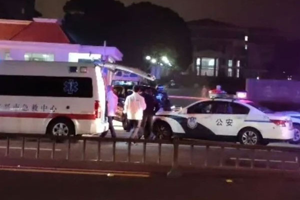 Đâm dao hàng loạt ở New York: Nghi phạm thản nhiên đi bộ với ví của nạn nhân-3