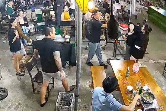 Ẩu đả trong quán nhậu khiến một người bị đâm tử vong