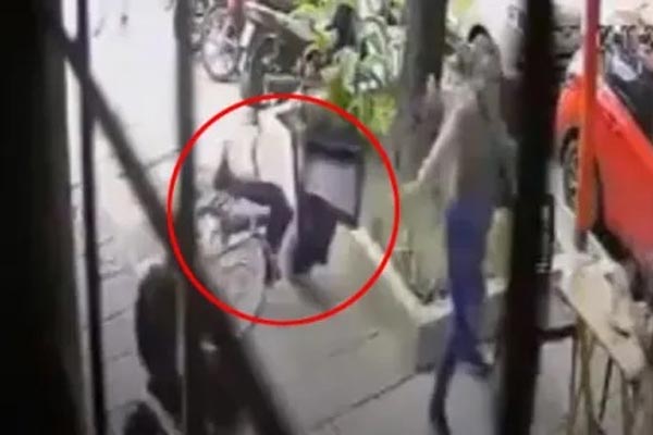 Nhóm người bịt mặt dùng ô tô kéo đổ cây ATM cướp tiền trong đêm-1