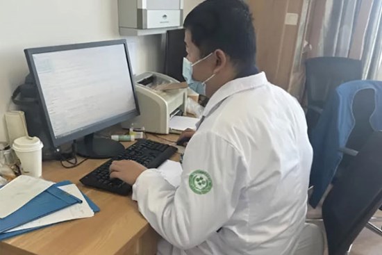 Phản ứng của bác sĩ khi bệnh nhân âm thầm đưa phong bì
