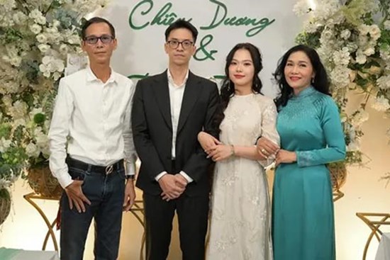 Bức ảnh 'con rể giống bố vợ' khiến dân mạng xôn xao, người trong cuộc bối rối