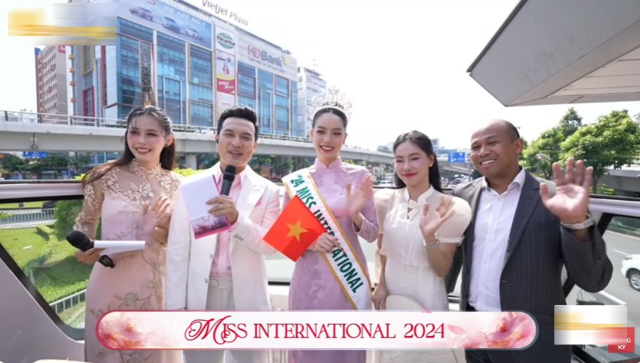 Miss International 2024 Thanh Thủy xúc động diễu hành trên xe bus 2 tầng ở TPHCM-1