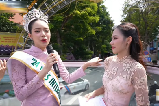 Miss International 2024 Thanh Thủy xúc động diễu hành trên xe bus 2 tầng ở TPHCM