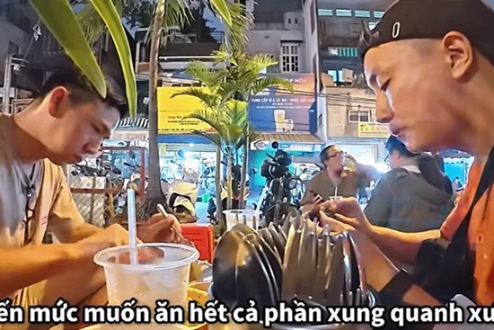 Khách Nhật thử một món ở vỉa hè TPHCM, khen 'ngon nhất từng ăn'
