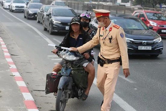 Tài xế xe ôm đi mô tô vào cao tốc trình bày lý do phải 'mưu sinh'