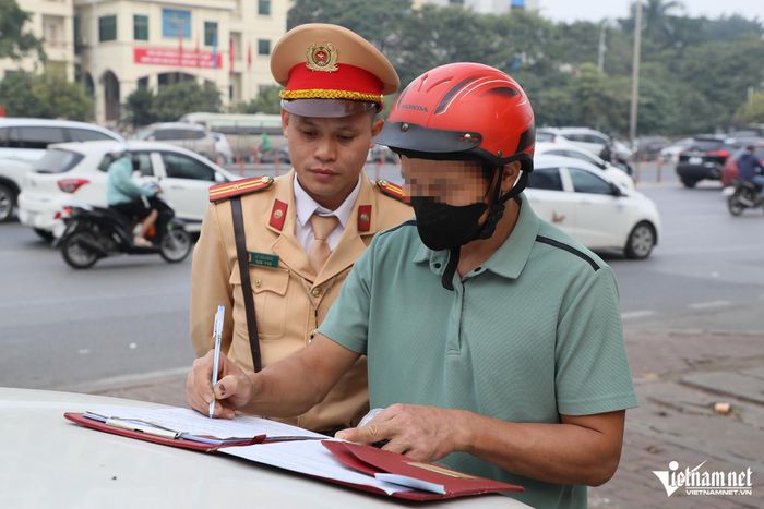 Tài xế xe ôm đi mô tô vào cao tốc trình bày lý do phải mưu sinh-4