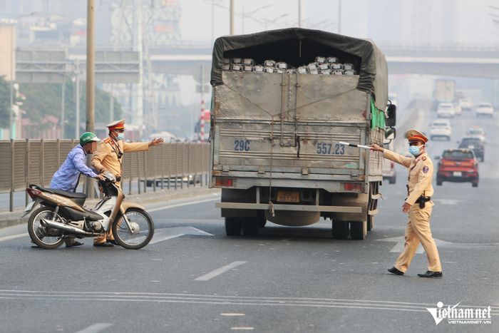 Tài xế xe ôm đi mô tô vào cao tốc trình bày lý do phải mưu sinh-2