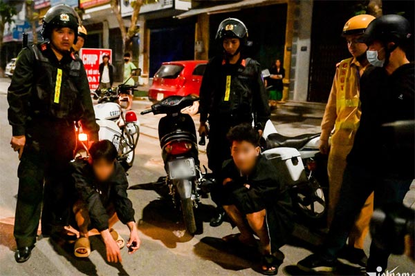 Bắt nhóm ‘quái xế’ mang hung khí rượt đánh người đi đường-2