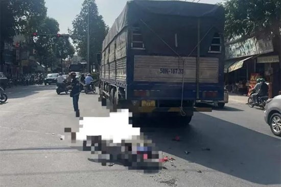 1 học sinh đi xe đạp điện bị xe tải cán tử vong