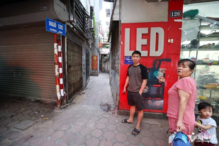 Hà Nội: Dân trong ngõ tự làm barie chắn xe qua lại trong giờ cao điểm-13