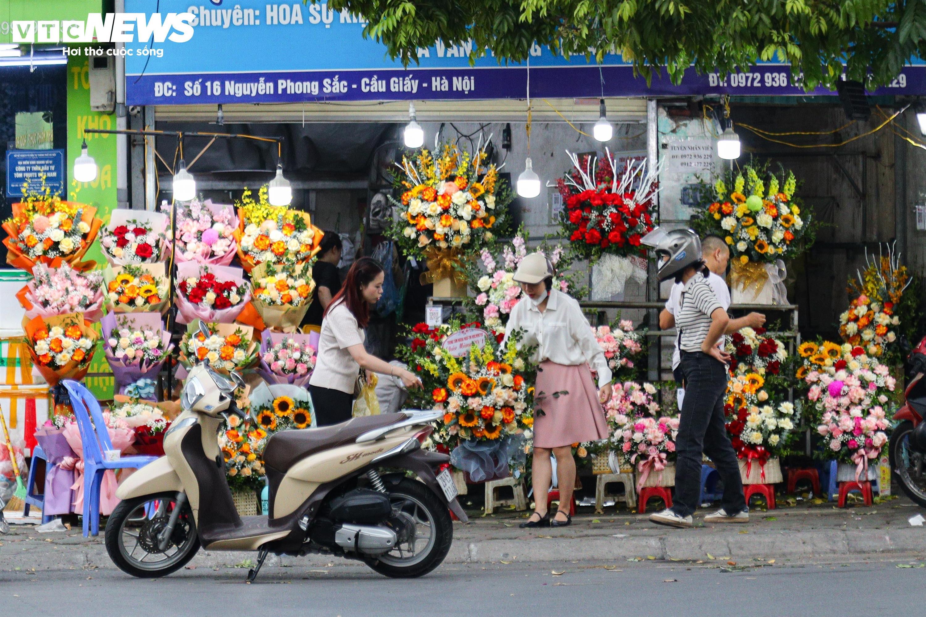 Sát ngày 20/11, hoa tươi tăng giá mạnh-17