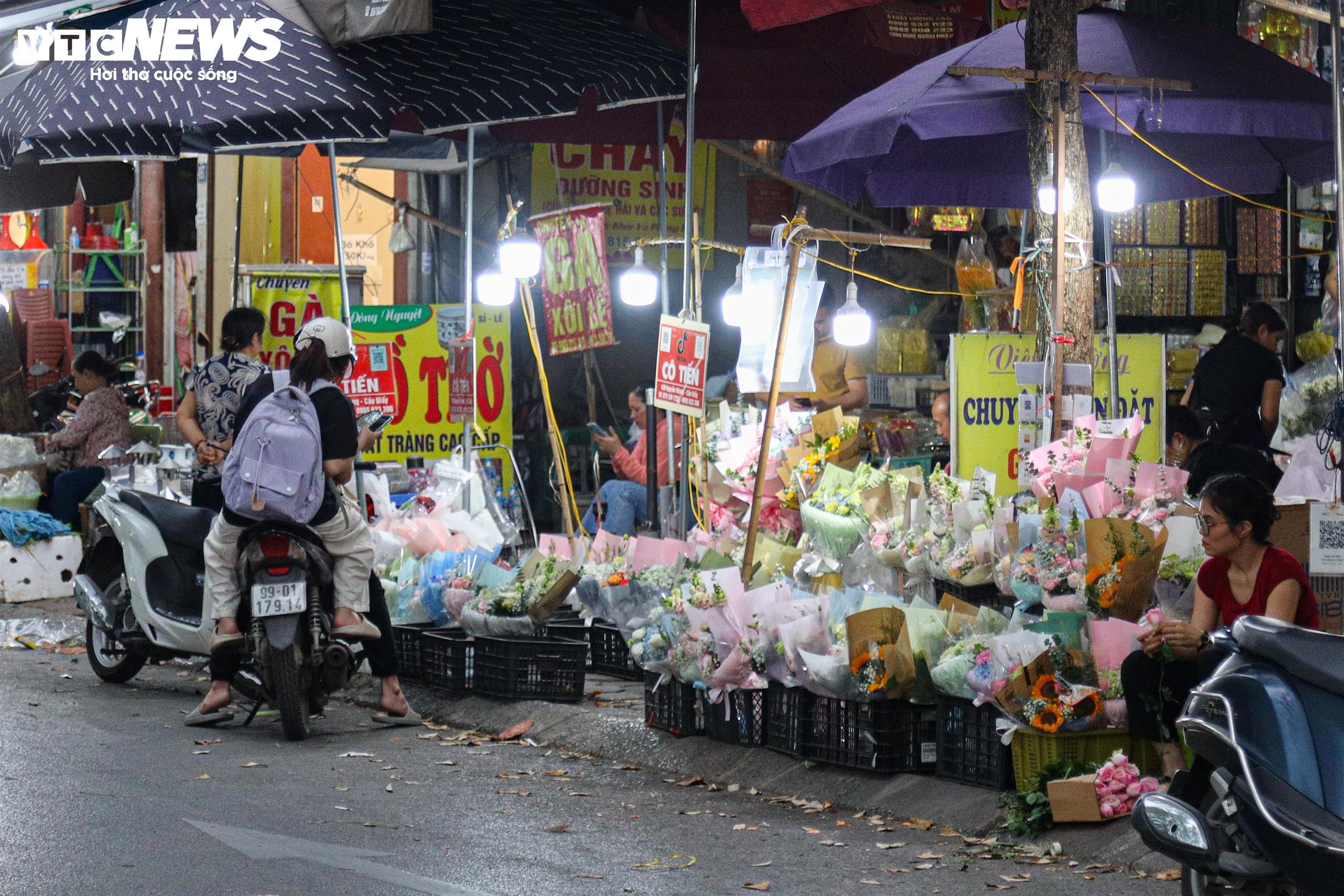 Sát ngày 20/11, hoa tươi tăng giá mạnh-20