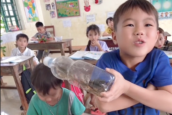Em bé vùng cao nổi khắp cõi mạng với lời chúc 20/11 quá độc đáo